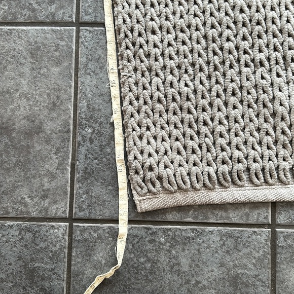CARPET grey thick cable knit bathroom  carpet approx 33 X 20 inches - Picture 4 of 6